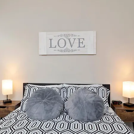 Cozy & Modern Close To Uptown & Airport Holiday home