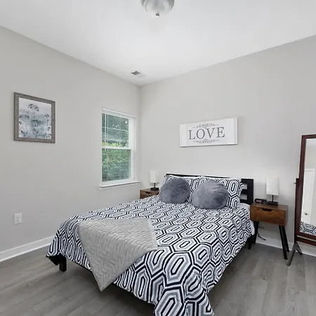 Holiday home Cozy & Modern Close To Uptown & Airport *