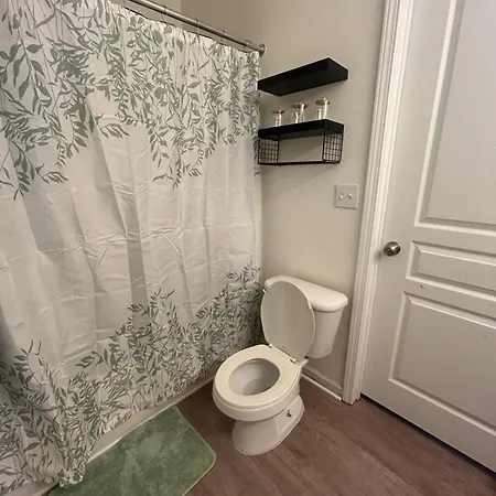 Spacious 2 Bedroom With 4 Beds And Free Parking Apartment