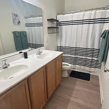 Apartment Spacious 2 Bedroom With 4 Beds And Free Parking