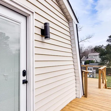 Holiday home 6 Mi To Spectrum Center: Spacious Getaway W/ Deck *