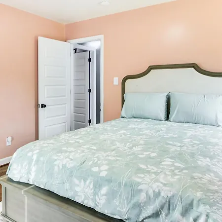 Holiday home 6 Mi To Spectrum Center: Spacious Getaway W/ Deck Charlotte