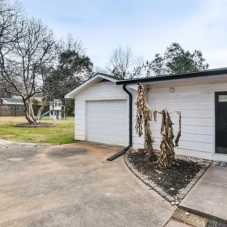 6 Mi To Spectrum Center: Spacious Getaway W/ Deck Charlotte