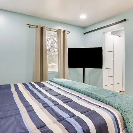 6 Mi To Spectrum Center: Spacious Getaway W/ Deck Charlotte