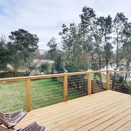 Holiday home 6 Mi To Spectrum Center: Spacious Getaway W/ Deck *