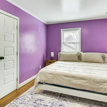 6 Mi To Spectrum Center: Spacious Getaway W/ Deck * Charlotte