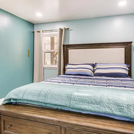 6 Mi To Spectrum Center: Spacious Getaway W/ Deck Charlotte