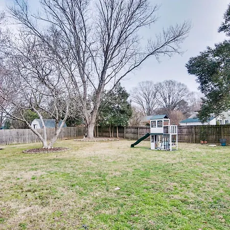 Holiday home 6 Mi To Spectrum Center: Spacious Getaway W/ Deck