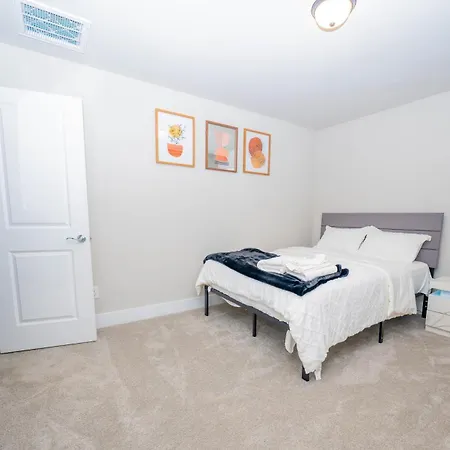 Holiday home Cozy Downtown Retreat, Sleeps 8, Qbeds, Near Bojangles Coliseum