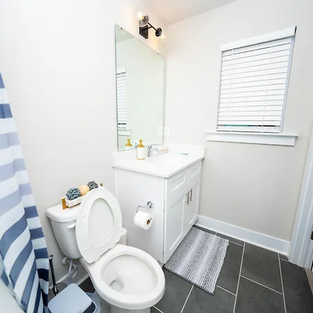 Cozy Downtown Retreat, Sleeps 8, Qbeds, Near Bojangles Coliseum *
