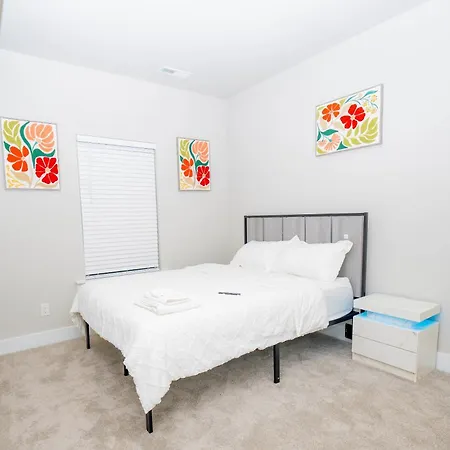 Holiday home Cozy Downtown Retreat, Sleeps 8, Qbeds, Near Bojangles Coliseum