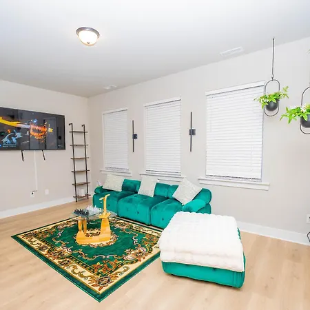 Cozy Downtown Retreat, Sleeps 8, Qbeds, Near Bojangles Coliseum Holiday home *