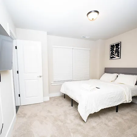 Holiday home Cozy Downtown Retreat, Sleeps 8, Qbeds, Near Bojangles Coliseum *