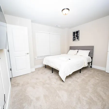 Holiday home Cozy Downtown Retreat, Sleeps 8, Qbeds, Near Bojangles Coliseum Charlotte