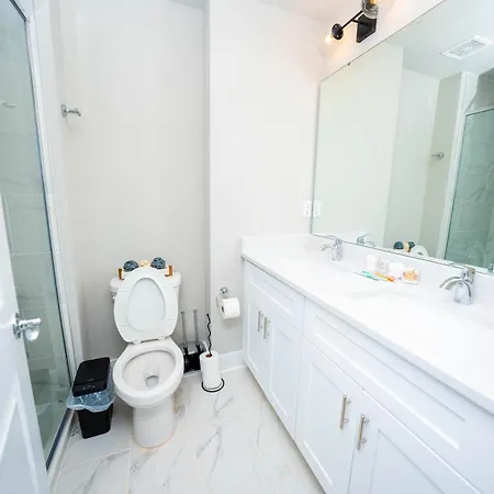 Cozy Downtown Retreat, Sleeps 8, Qbeds, Near Bojangles Coliseum Holiday home *