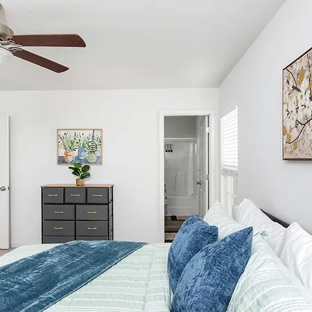 Fresh & Comfy Near Uptown With Hottub & Private Yard *
