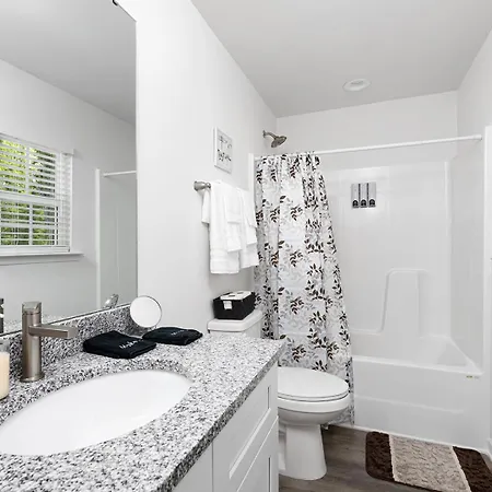 Holiday home Fresh & Comfy Near Uptown With Hottub & Private Yard Charlotte