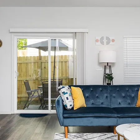 Fresh & Comfy Near Uptown With Hottub & Private Yard Holiday home