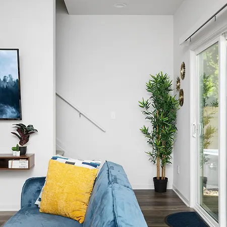 Fresh & Comfy Near Uptown With Hottub & Private Yard Holiday home