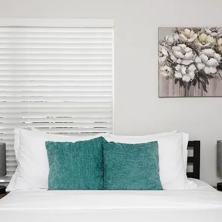 Fresh & Comfy Near Uptown With Hottub & Private Yard