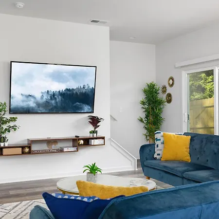 Holiday home Fresh & Comfy Near Uptown With Hottub & Private Yard