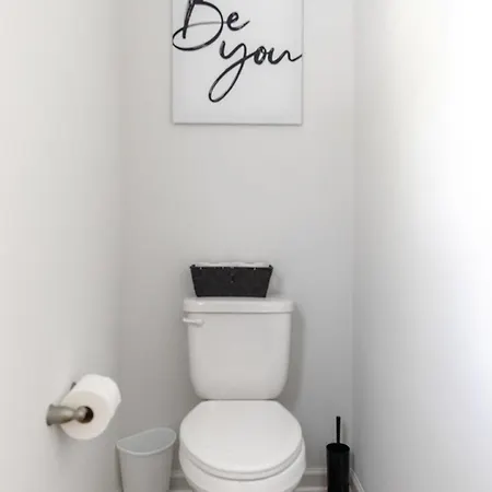 Fresh & Comfy Near Uptown With Hottub & Private Yard Holiday home