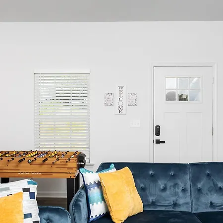 Holiday home Fresh & Comfy Near Uptown With Hottub & Private Yard *