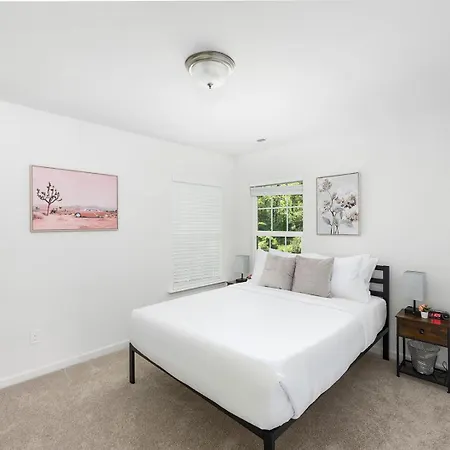 Fresh & Comfy Near Uptown With Hottub & Private Yard