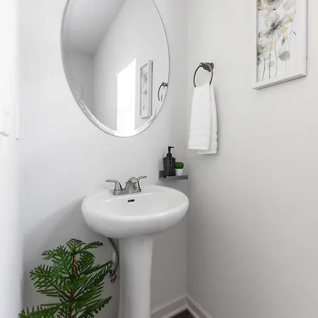 Fresh & Comfy Near Uptown With Hottub & Private Yard Charlotte
