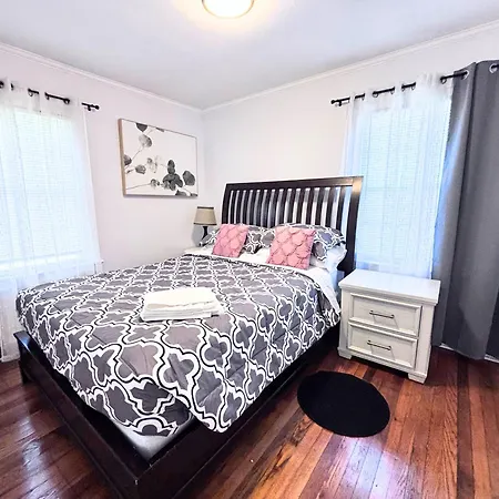 Holiday home Charming 3 Bdrm In - 1 Mile To Uptown