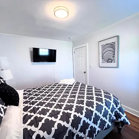 Charming 3 Bdrm In - 1 Mile To Uptown Holiday home