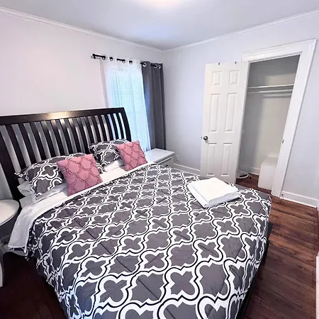 Holiday home Charming 3 Bdrm In - 1 Mile To Uptown
