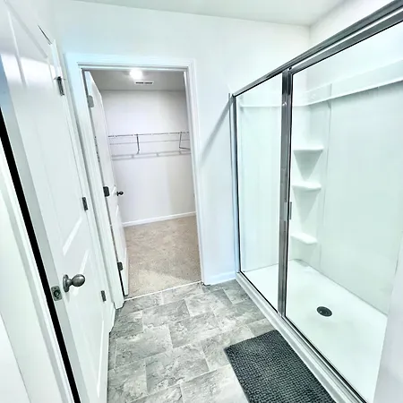 Spacious 4-bedroom House,6beds With Office Space Charlotte