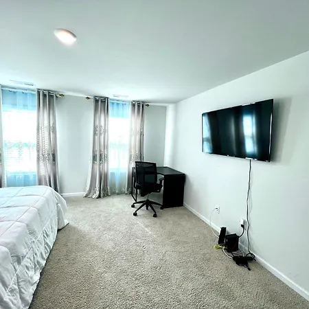 Spacious 4-bedroom House,6beds With Office Space