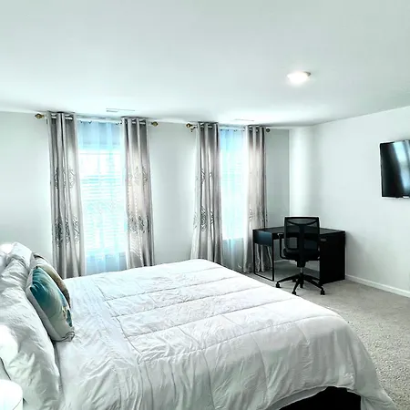 Spacious 4-bedroom House,6beds With Office Space *