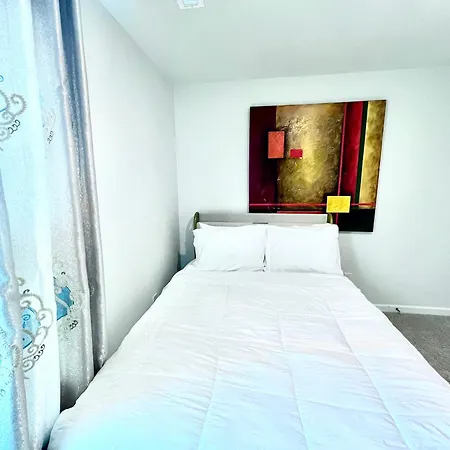 Spacious 4-bedroom House,6beds With Office Space *