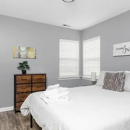Unique Cozy 6 Min 2 Uptown Fire Pit & Yard Holiday home *