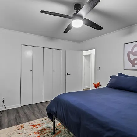 Modern Bungalow! Close To Uptown Holiday home *