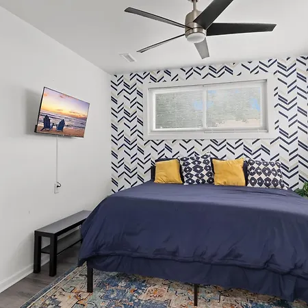Modern Bungalow! Close To Uptown