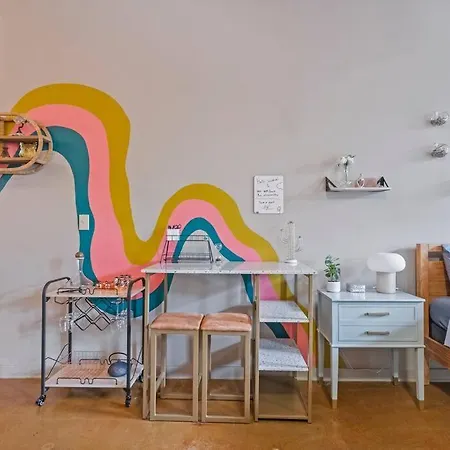 Apartment Fun & Eccentric + Uptown + Getaway + King *