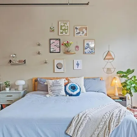 Fun & Eccentric + Uptown + Getaway + King Apartment Charlotte