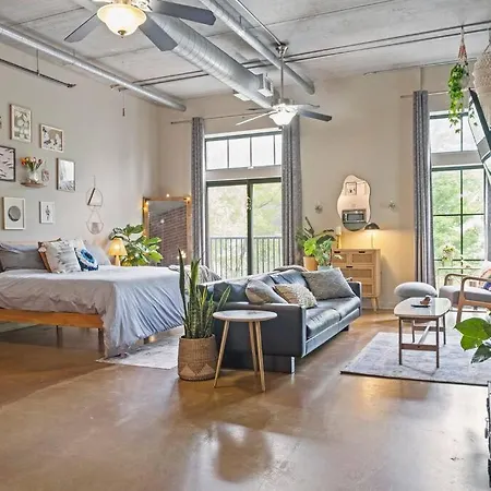 Fun & Eccentric + Uptown + Getaway + King * Charlotte