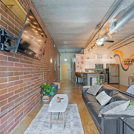 Fun & Eccentric + Uptown + Getaway + King Apartment *