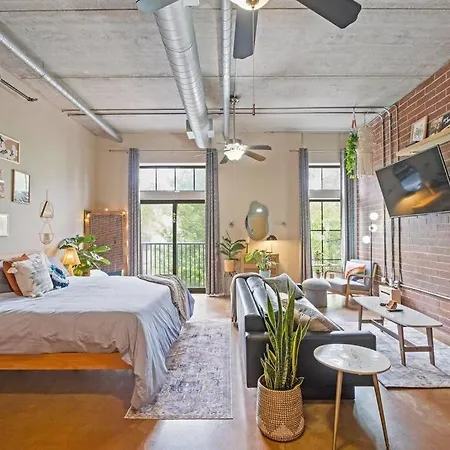 Fun & Eccentric + Uptown + Getaway + King Apartment