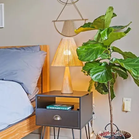 Fun & Eccentric + Uptown + Getaway + King Apartment *