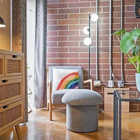 Fun & Eccentric + Uptown + Getaway + King Apartment *