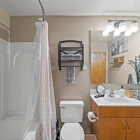 Fun & Eccentric + Uptown + Getaway + King Apartment Charlotte