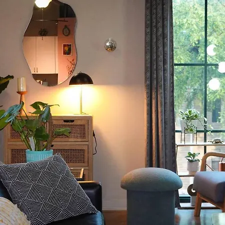 Fun & Eccentric + Uptown + Getaway + King Apartment