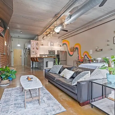 Apartment Fun & Eccentric + Uptown + Getaway + King