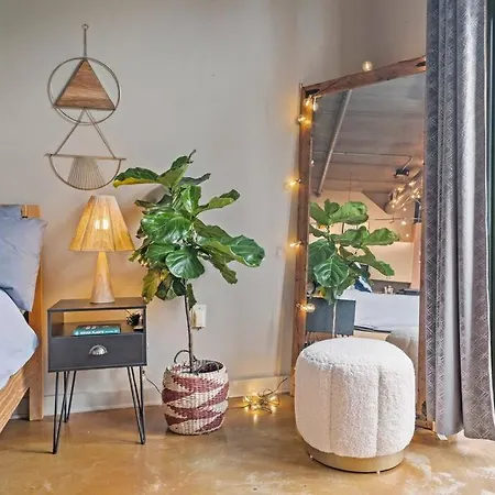 Apartment Fun & Eccentric + Uptown + Getaway + King *